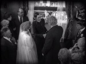 결혼식 장면. 조명 문제는 있었지만, 팬 포커스 기법이 사용되었다.