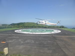 도호 항공 서비스의 시코르스키 S-76이 아오가시마 헬리포트에 도착하고 있다.