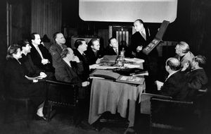 레프 아타마노프(Lev Atamanov) 감독이 영화 《눈의 여왕》의 예술 위원회 회의에서 발표하는 모습. 왼쪽 열, 오른쪽에서 두 번째 - 레오니트 슈바르츠만(Leonid Shvartsman), 알렉산드르 비노쿠로프 (ru)