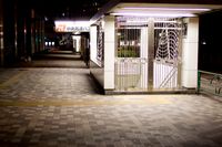 26번 승강장. 앞쪽은 신주쿠역 서쪽 출구 지하 광장으로의 출입구 (2009년 7월 20일 촬영)