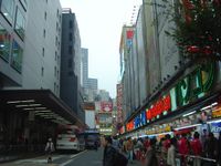 버스터미널과 요도바시 카메라 신주쿠 니시구치 본점 (2005년 12월 4일 촬영)