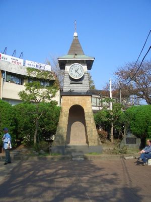 서쪽 출구 광장에 있는 가마쿠라역 구 역사의 시계탑. 현재의 역으로 개축될 때 시민들의 요청에 의해 보존되었다(2004년 11월 9일).