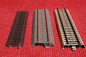 트랙 중간에 접촉 스터드가 있는 메르클린 시스템