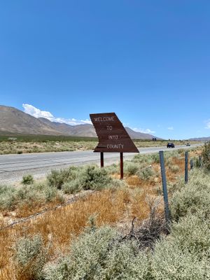 395번 국도를 따라 위치한 "인요 카운티에 오신 것을 환영합니다" 표지판.