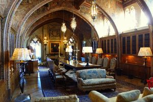 고딕 서재, 먼 벽에 있는 오린 펙의 허스트 초상화