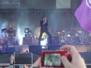 2011년 공연하는 펄프: (왼쪽부터) 기타리스트 마크 웨버, 키보디스트 캔디다 도일, 가수 자비스 코커 및 드러머 닉 뱅크스