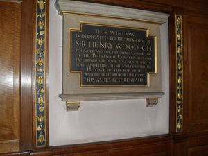 우드의 유해가 묻힌 곳 근처인 세인트 세풀처-윗아웃-뉴게이트에 있는 헨리 우드 기념비