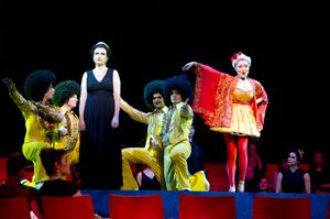 함부르크 국립 오페라 2012년 공연: 배우들이 아리아드네를 위로하려 한다