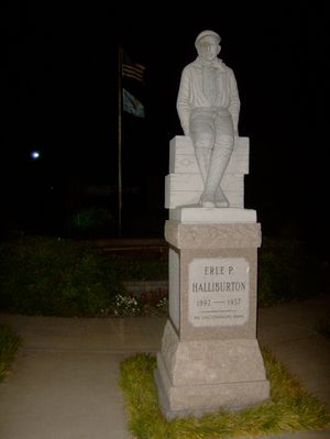 어를 P. 핼리버튼(Erle P. Halliburton)의 기념 동상, 던컨 기념 공원 야경