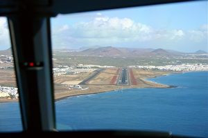 착륙하는 항공기 조종석에서 본 란사로테 공항