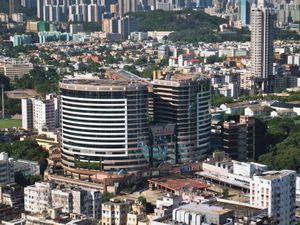 그랜드 센추리 플레이스. 몽콕 동역은 왼쪽 아래에 보입니다. 배경 지역은 가우룽 시티 구의 일부입니다.