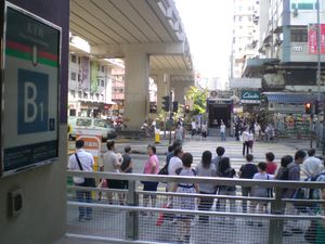 프린스 에드워드 역 B1 출구, 맞은편에는 프린스 에드워드 로드 웨스트 C1 출구가 있다.