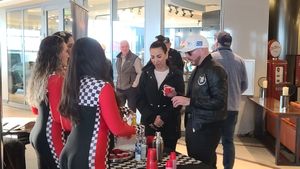 핏불이 2024 데이토나 500 레이스 전에 데이토나 호텔의 블루 플레임 레스토랑에서 비즈니스 파트너인 프리실라 페레즈가 지켜보는 가운데 시음대에서 자신의 Voli 305 보드카를 시음하고 있다.