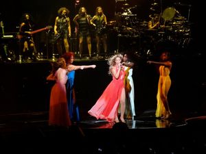 The Mrs. Carter Show World Tour에서 "Freakum Dress"를 공연하는 비욘세