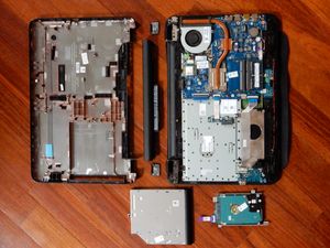 내부에 구리 전자기 간섭(EMI) 코팅 차폐가 보이는 노트북 케이스. 이러한 코팅은 일반적으로 무전해 도금을 사용하여 증착된다.