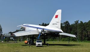 러시아 주코프스키에 있는 기념 Tu-144, 등록번호 77114의 계절별 유지 보수