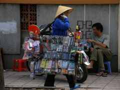 현대에도 동남아시아 국가들에서 많이 보이는, 어깨에 건 막대에 상품을 매달아 팔러 다니는 행상인 (베트남 호치민)
