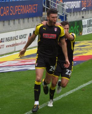 2017년 피터버러 유나이티드를 상대로 골을 넣고 자축하는 키퍼 무어