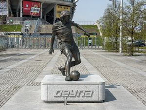 바르샤바의 우아즈ienkowska 거리의 데이나 동상