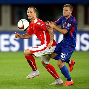 2015년 9월 알렉산드루 데도프와 공을 다투는 마르코 아르나우토비치 (왼쪽) (몰도바)과의 유로 2016 예선 경기.