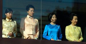 2011년 신년 축하 행사에서 쓰구코 여왕(왼쪽에서 두 번째)