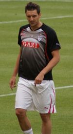 2010년 8월 VfB 슈투트가르트 훈련 중 쿠즈마노비치의 몸 풀기