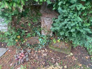 뒤셀도르프 교외 묘지에 안장된 페터 토마스 하이드리히의 묘석(왼쪽). (2021년)