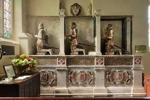 드레이크 가문의 기념비 (1611년). 이 기념비에는 드레이크의 문장이 남아있다.