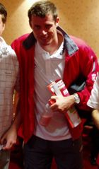 2005년 팬과 사진을 찍는 캐러거