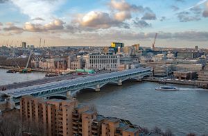 포토볼타이 볼트 지붕 패널이 있는 블랙프라이어스 철교