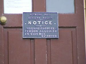 레드버리 신호소에 있는 네트워크 레일 명칭이 표시된 표지판