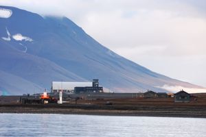 피오르에서 본 공항