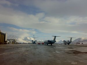 비행기가 공항에 주기되어 있다