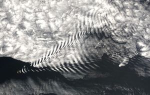 암스테르담섬(왼쪽 아래)에서 발생한 리 웨이브로 인해 생성된 거대한 켈빈파 구름 형성.