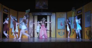 그리스 드라마 교육 시리즈의 일환으로 맥밀란 필름에서 《바카이》를 연출한 미아 페로베츠가 디오니소스를 연기하고 있다.