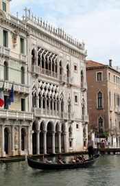 Ca' d'Oro 앞에서 곤돌라를 타는 곤돌리에