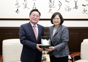 대한민국 주 타이베이 대표부의 대표 양창수가 차이잉원 총통을 만났다.