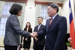 2016년 12월 22일 차이잉원 중화민국 총통은 양창수 주타이베이 대한민국 대표부 신임 대표와 악수하고 있다.