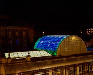 복원된 벅스턴 온천욕장의 야경, 그리고 브라이언 클라크가 캐번디시 아케이드 위에 설치한 현대적인 스테인드 글라스 캐노피