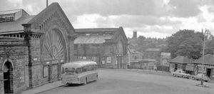 1965년 역 외부 모습. 현재 역은 사진 왼쪽, 이전 미들랜드 철도 역은 사진 중앙에 있다.