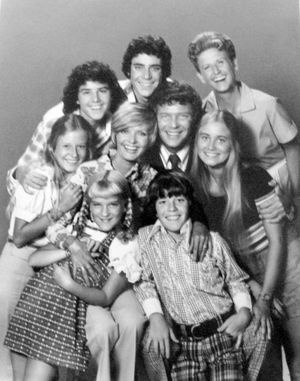 브래디 번치 출연진 (1973년). 뒷줄 왼쪽부터 크리스토퍼 나이트, 배리 윌리엄스, 앤 B. 데이비스. 가운데 줄 왼쪽부터 이브 플럼, 플로렌스 헨더슨, 로버트 리드, 모린 매코믹. 앞줄 왼쪽부터 수잔 올슨, 마이크 루킨랜드.