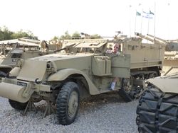 디젤 엔진으로 교체된 차량. 전면 그릴이 평평한 판으로 되어 있다. 조수석에는 M1919 7.62mm 기관총이 장착되어 있다