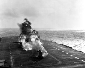 1950년 한국전쟁에서 항공모함 USS 필리핀시 (CV-47)에 추락한 스카이레이더