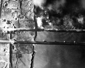 1950년 11월 신의주 압록강 대교에 2000 파운드 폭탄으로 공습중인 스카이레이더