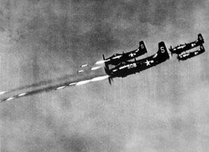 1950년 10월 북한군에 5인치 로켓포를 발사중인 스카이레이더