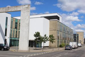 바르헤드의 메인 스트리트 211번지에 위치한 의회 고객 서비스 센터