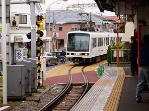 고시고에 역 승강장에서 에노시마 방면을 바라보다 (2006년 5월)