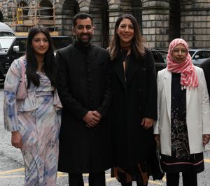 2023년 에든버러 민사 법원에 있는 유서프의 가족 (왼쪽부터 그의 의붓딸, 본인, 아내 나디아, 어머니 샤이스타)