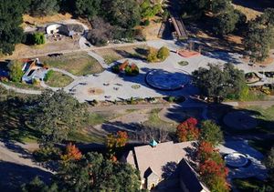 유원지 놀이기구가 철거된 후의 네버랜드 랜치 항공 사진