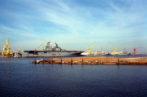 잉걸스 조선소에서 건조 중인 여러 척의 미 해군 함정. 왼쪽부터 복서, 래미지, 벤폴드, 그리고 이스라엘의 하닛 초계함.